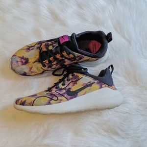 Multicolor Nike tennis shoes